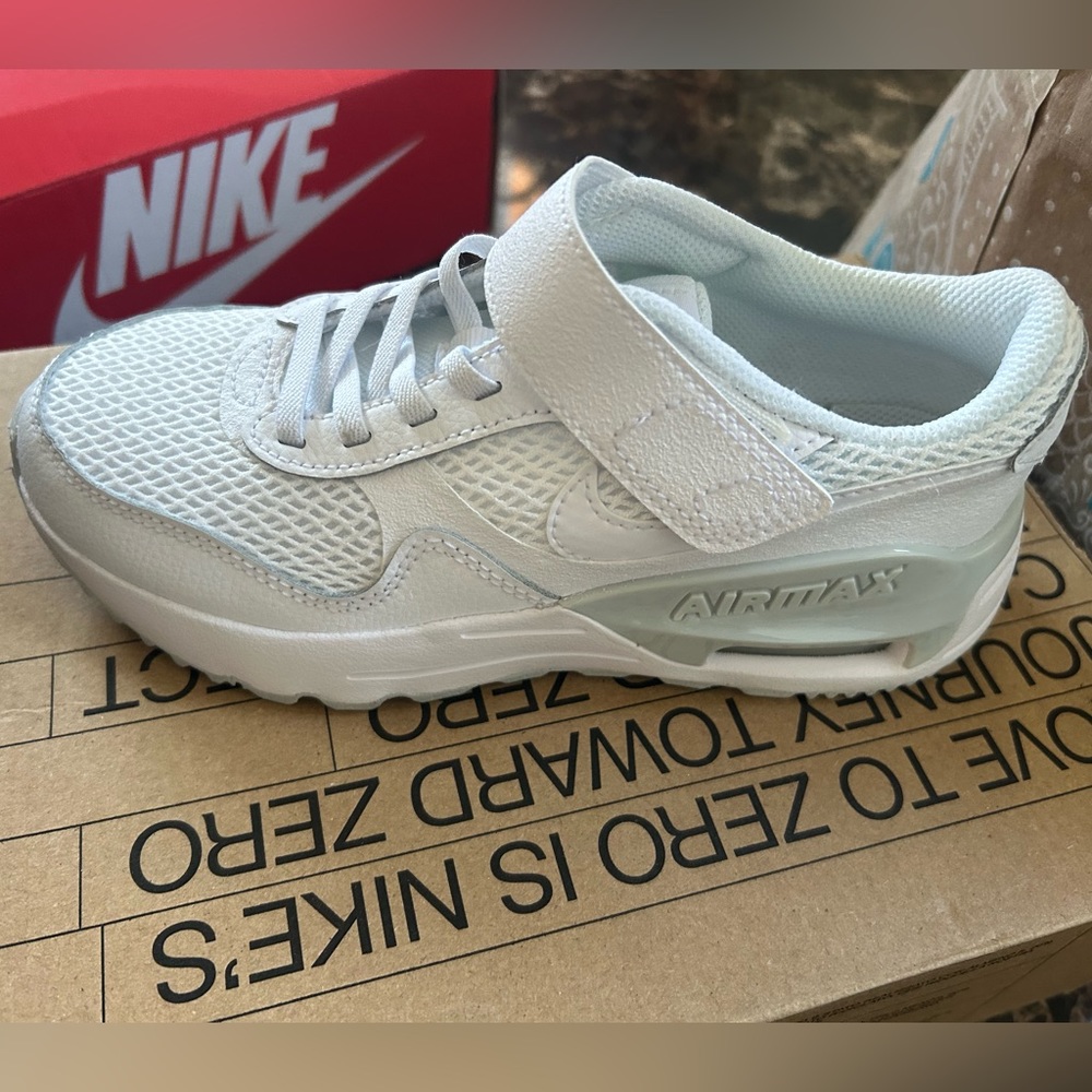 NWOT NIKE AIRMAX size 1.5 youth